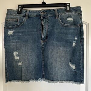 Wild Pearl Jean skirt
Size 32